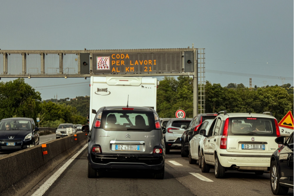 Incidente sulla Fi-Pi-Li, tamponamento tra auto e camion: ferite due donne
