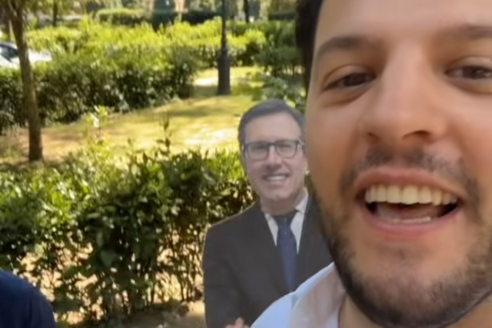 Cartonato della Lega con Nardella 'giustiziere' alla fermata della tramvia alle Cascine