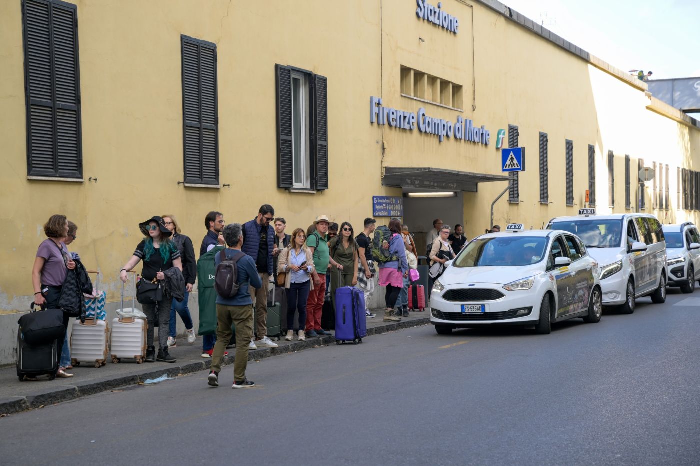 Stop treni a Firenze: a Campo di Marte turisti sui taxi, qualche disagio per i pendolari