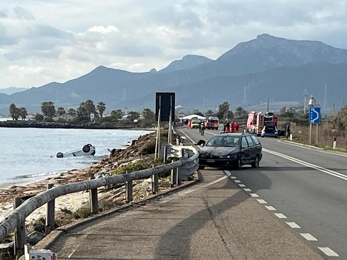 Auto si ribalta e finisce in mare, morto un diciannovenne