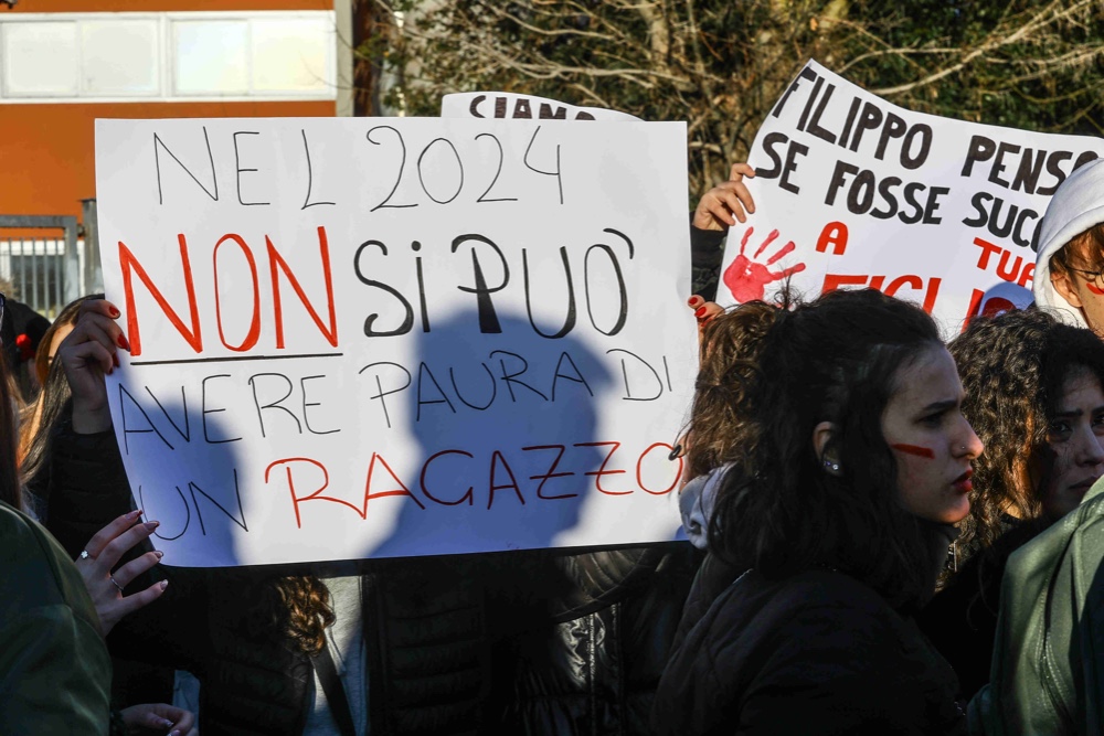 Violenza donne: abusa della ragazza e poi la minaccia