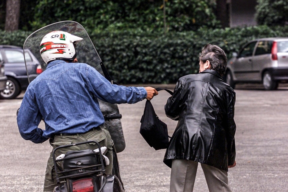 Spinta a terra e rapinata della borsa a Firenze