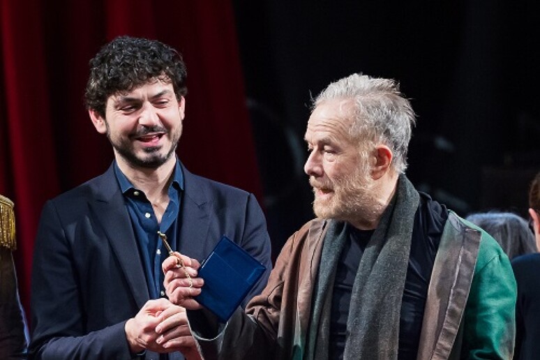 Chiave d'oro primo camerino teatro Pergola a Gabriele Lavia