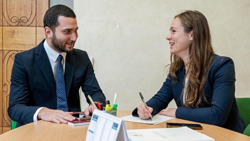 Amore bipartisan e lui rinuncia allo scranno per far correre la compagna