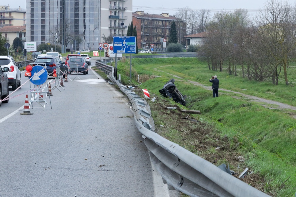 Auto trafitta da guardrail, non coinvolti i 4 a bordo