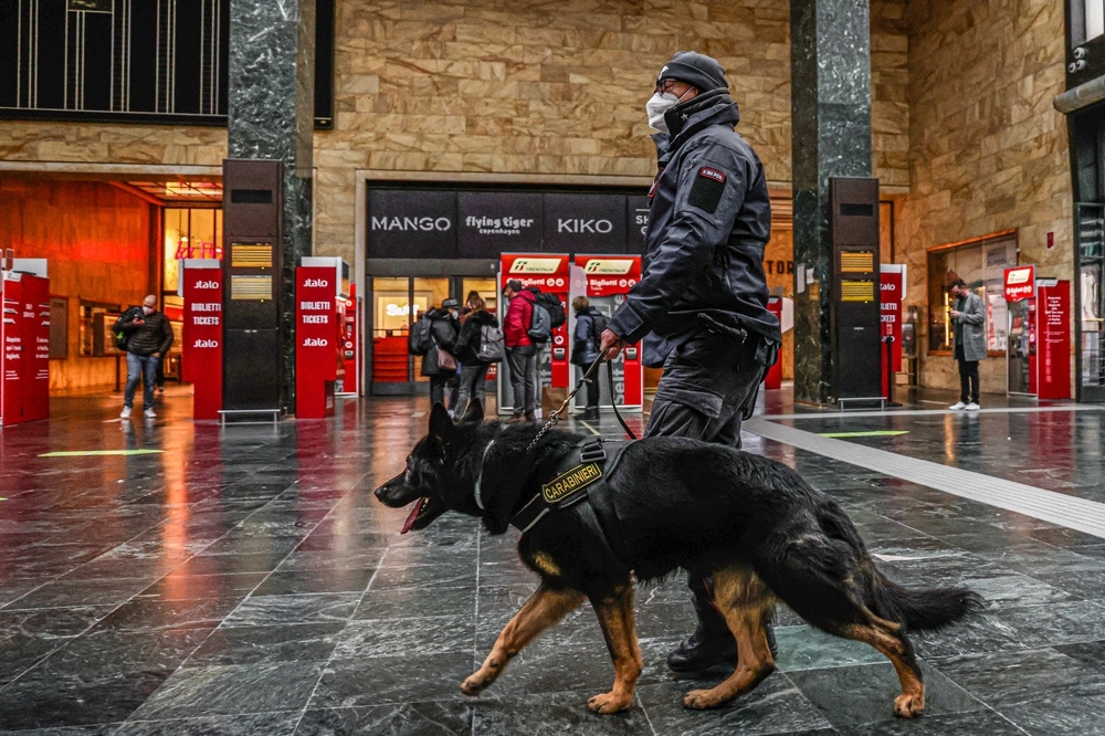 Droga: scendono da treno con 48 ovuli di cocaina, 2 arrestati