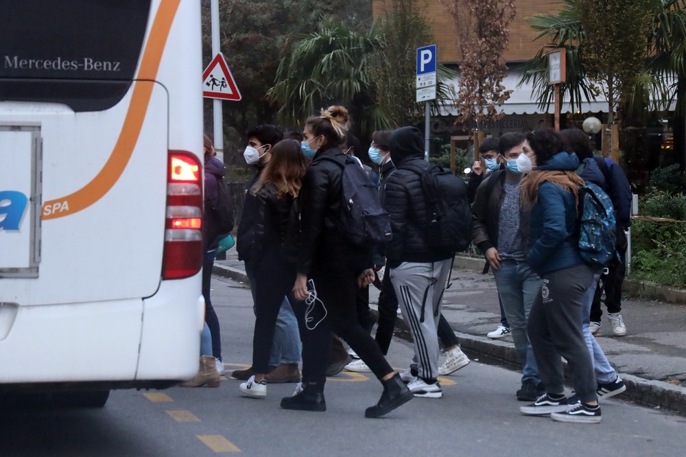 A Firenze spinge studente 12enne giù dal bus per rapinarlo