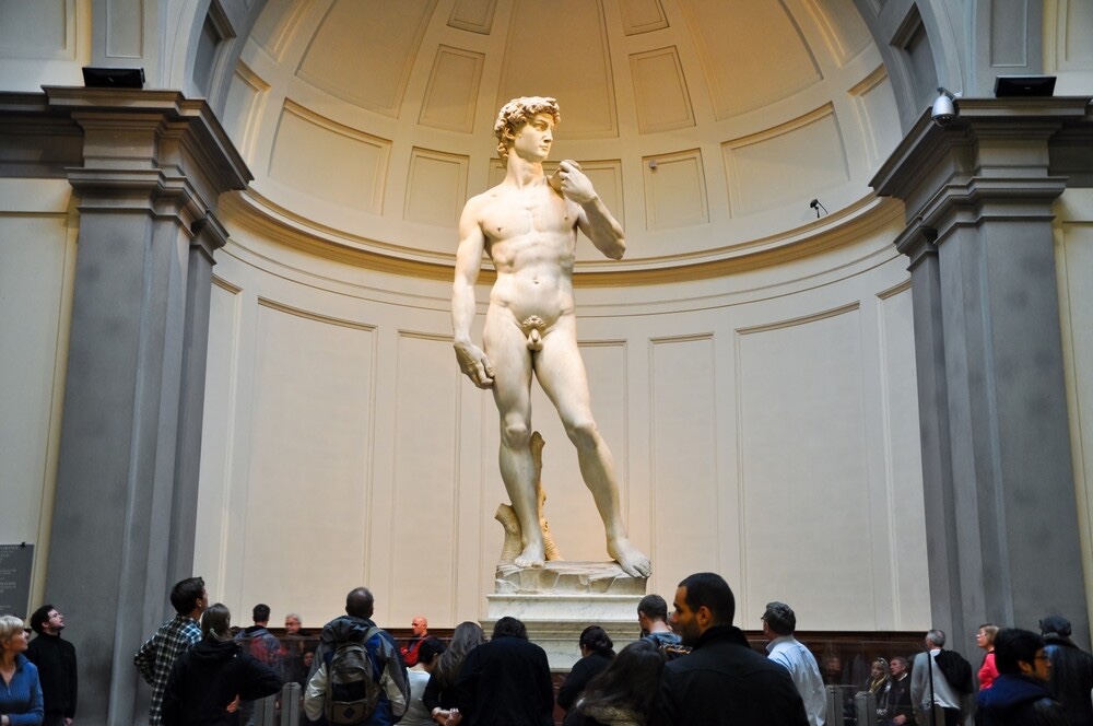 Firenze, a Galleria Accademia performance Kinkaleri 