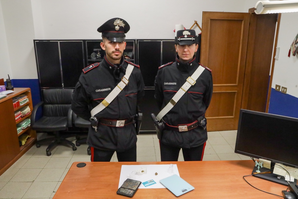 In camera da letto 900 grammi di hashish, arrestato a Prato