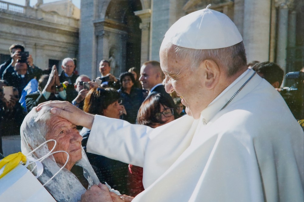 Papa Francesco rende omaggio al cardinale Simoni