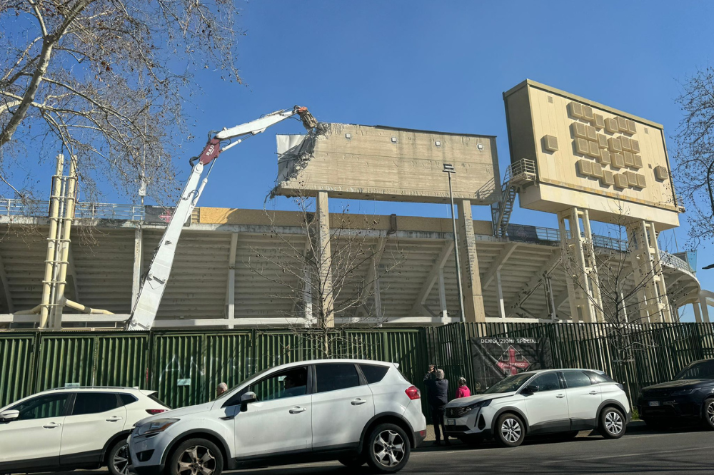 [VIDEO] Iniziata la demolizione del vecchio tabellone in Curva Ferrovia