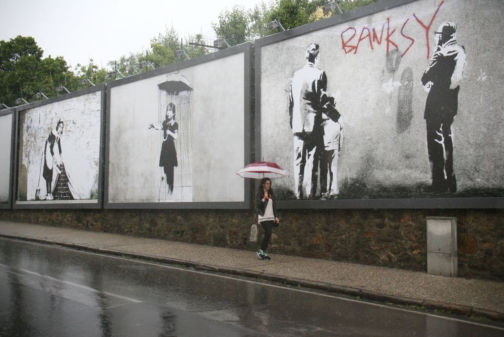 A Firenze i murales di Bansky sui palazzi distrutti di Kiev