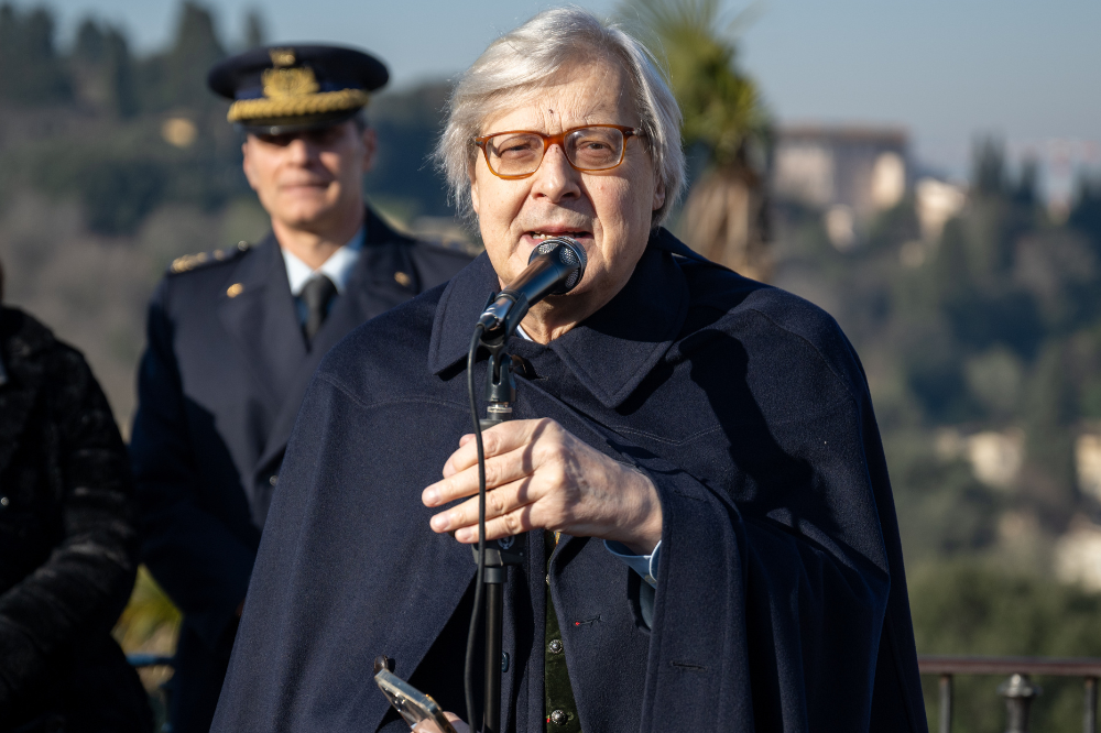 Comunali, Sgarbi: “Penso Schmidt chieda aspettativa, io lo voterei”