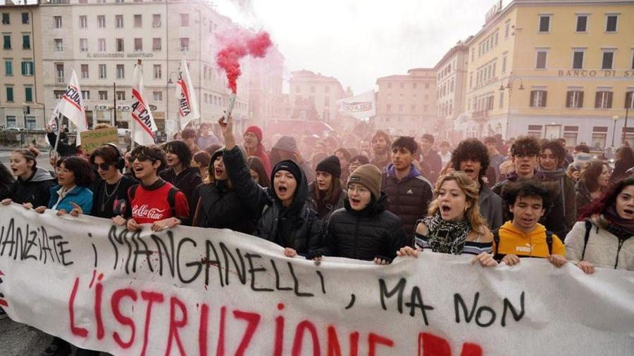 “Fuori i manganelli, dentro gli ombrelli”: studenti in piazza a Livorno