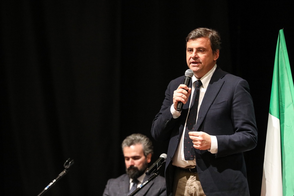Corsa a palazzo vecchio, Calenda: “I 5 stelle utili come le buche a Roma”