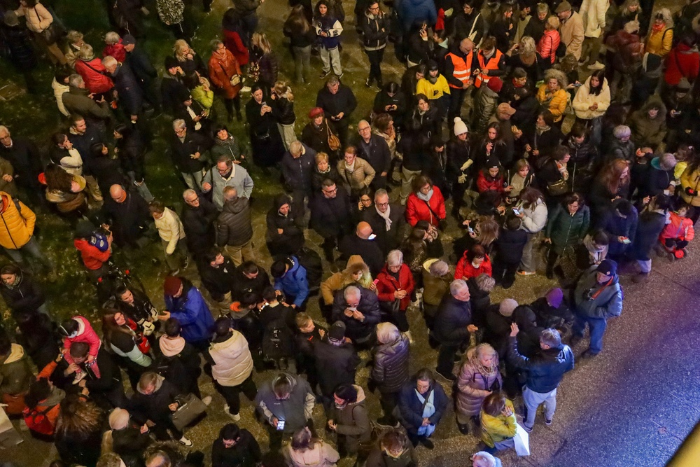 Flash mob dei giovani democratici alla sede della Lega 