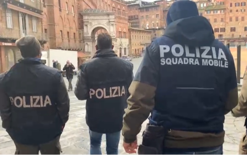 Rapine, sequestri, aggressioni: sgominata la banda di Siena che sfruttava l'immigrazione 