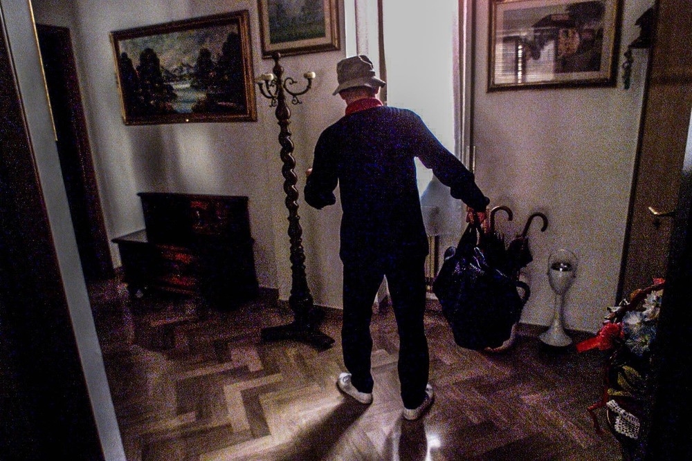 Firenze, entra abusivamente in casa di uno sconosciuto