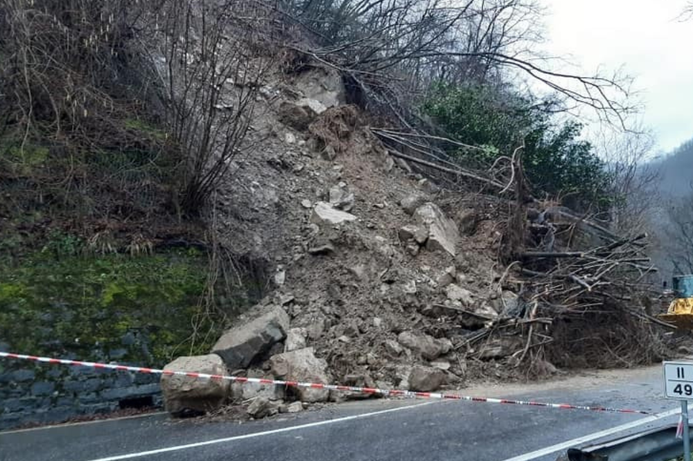 Crolli sulla regionale 325, per la strada chiusa chiesti i ristori per le imprese 