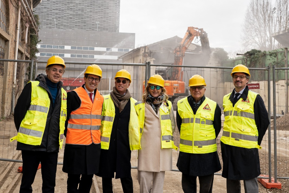 Partita la demolizione delle ex officine Fs a Firenze