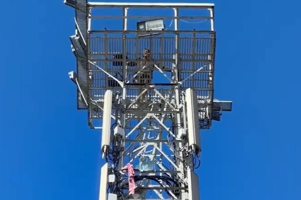 Operai ex Gkn scendono da torre faro della stazione di Firenze