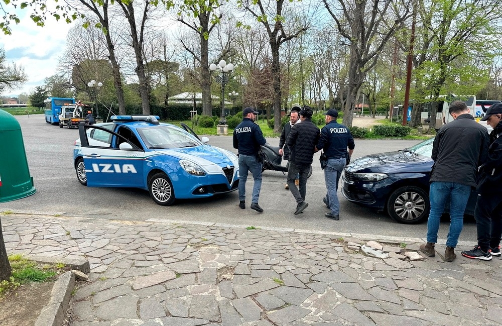 Gang lo circonda per rapina alle Cascine, uno arrestato