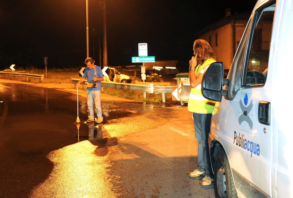 Veicolo abbatte idrante e tubature a San Donnino, via l'acqua