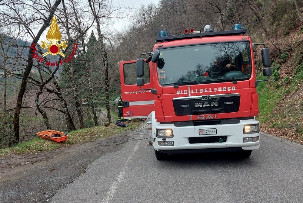 Pelago: autovettura finisce fuori strada e rimane in bilico sulla scarpata
