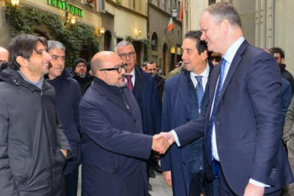 M5s, Schmidt a Firenze? Istituzioni napoletane trattate come un parcheggio  