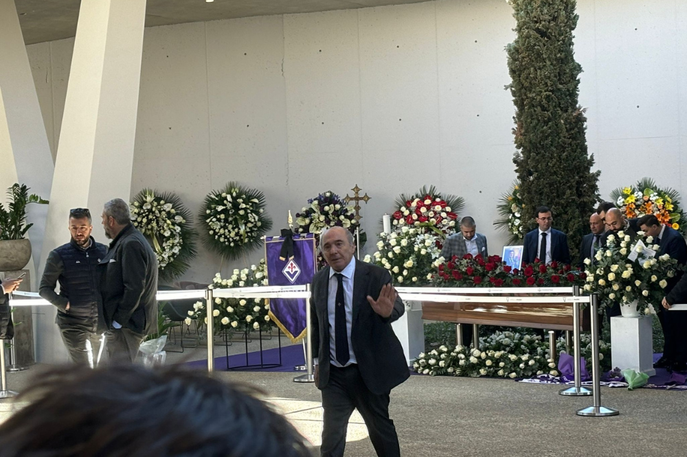 Il presidente Rocco Commisso in visita al feretro di Joe Barone 