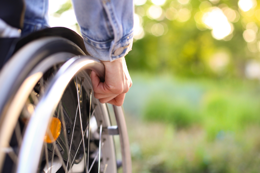 Disabile si incatena davanti alla sede della Regione Toscana