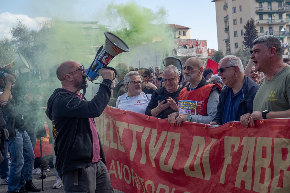 Ex Gkn: nervosismo a Campi, lavoratori contro uomini sicurezza 