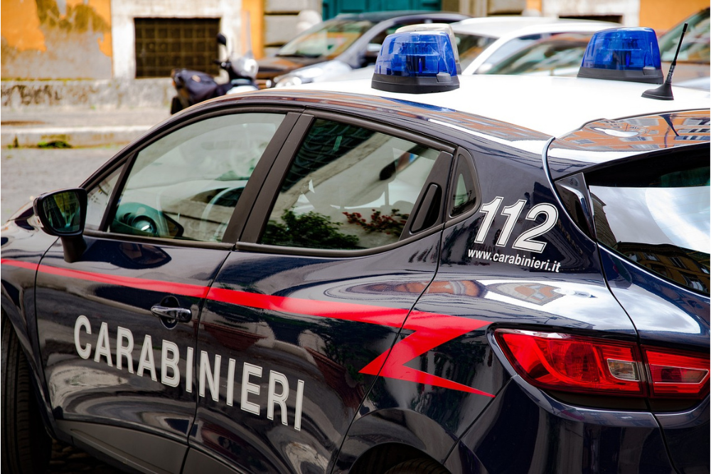 21enne picchia la compagna in strada: arrestato 