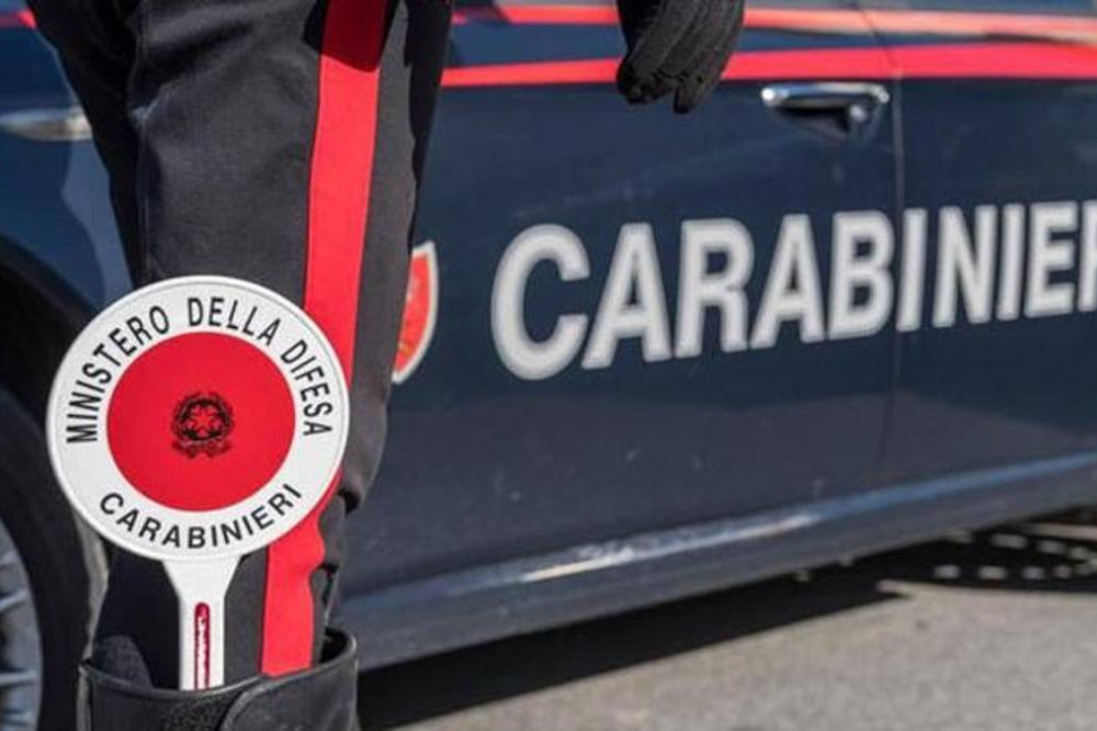 Morsa al polso e rapinata anziana 77enne mentre rientrava a casa 
