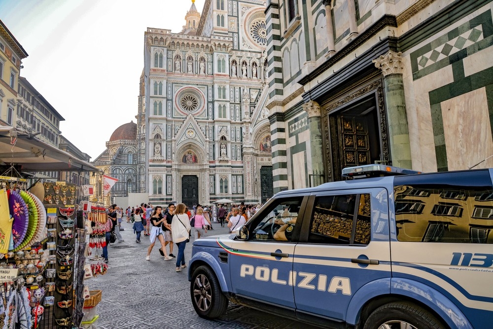 Furto a turista in piazza Duomo a Firenze: la polizia arresta due giovani bulgare