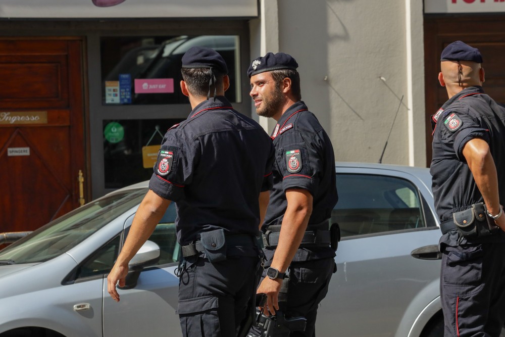 Chiede di tenere al guinzaglio il pitbull, aggredito a Prato