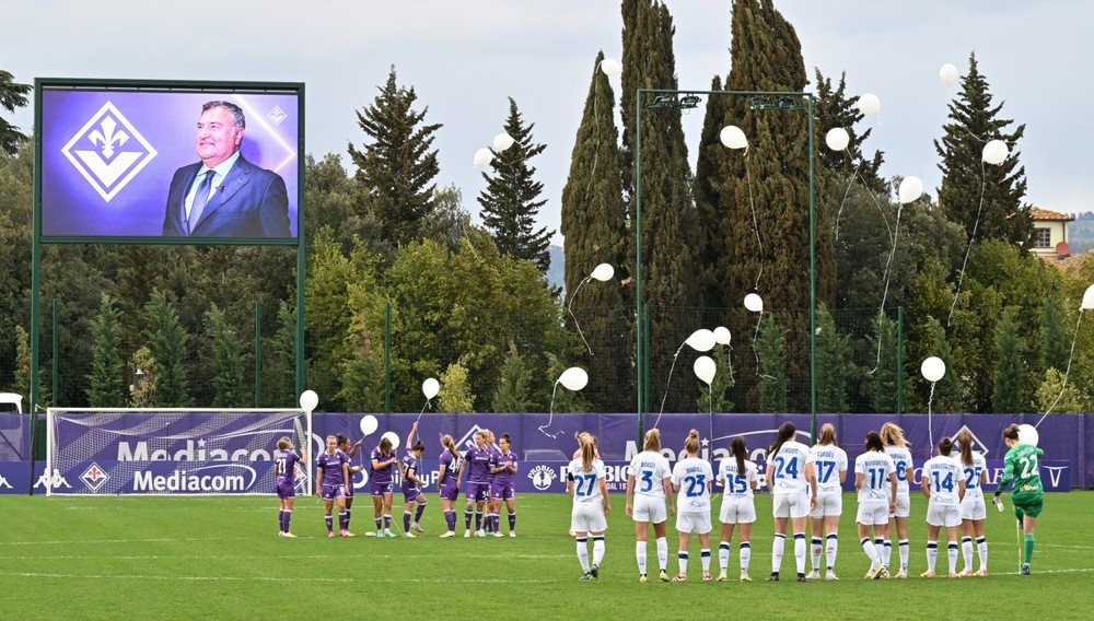 Prima gara Viola Park senza Joe Barone, le giocatrici lanciano palloncini bianchi in cielo