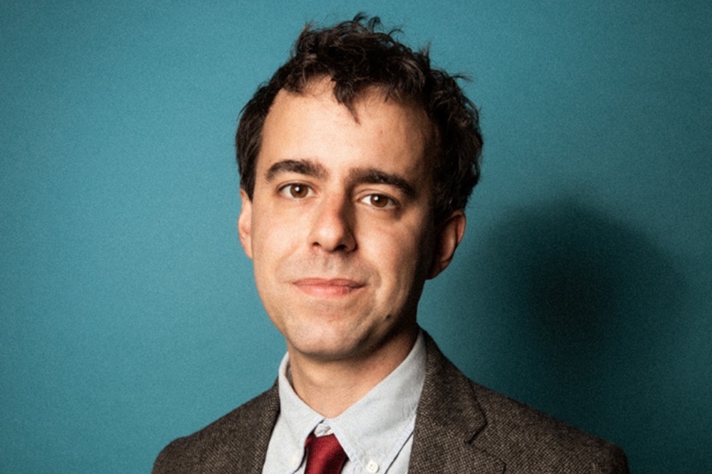 Luca Ravenna al Teatro Cartiere Carrara di Firenze: lo stand-up comedian in scena con lo spettacolo “Red Sox”