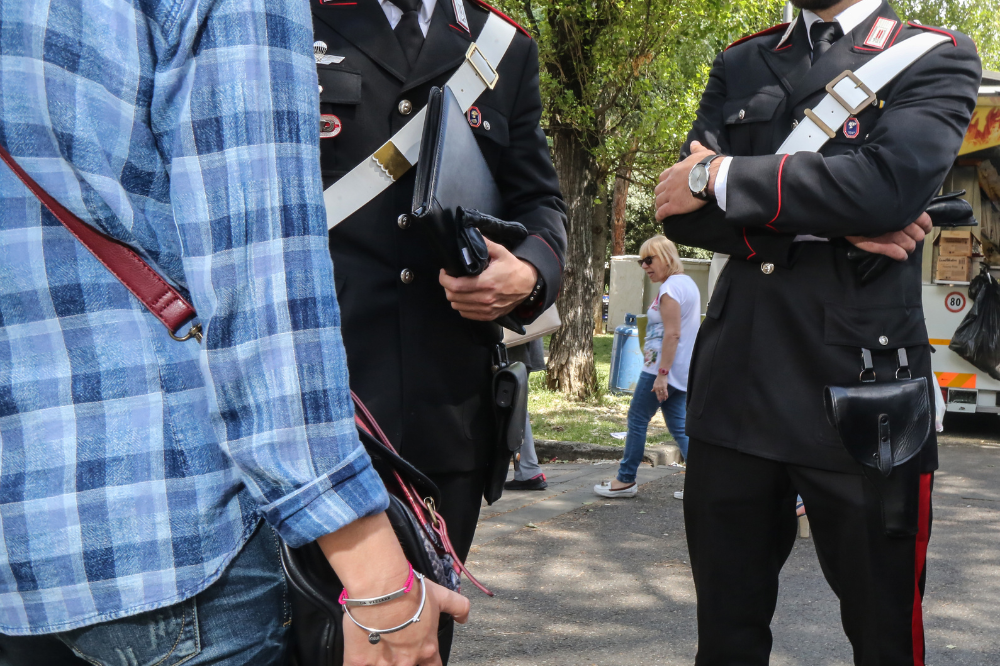 Bagno a Ripoli, aspetta la ex con forbici e coltello. Arrestato per stalking