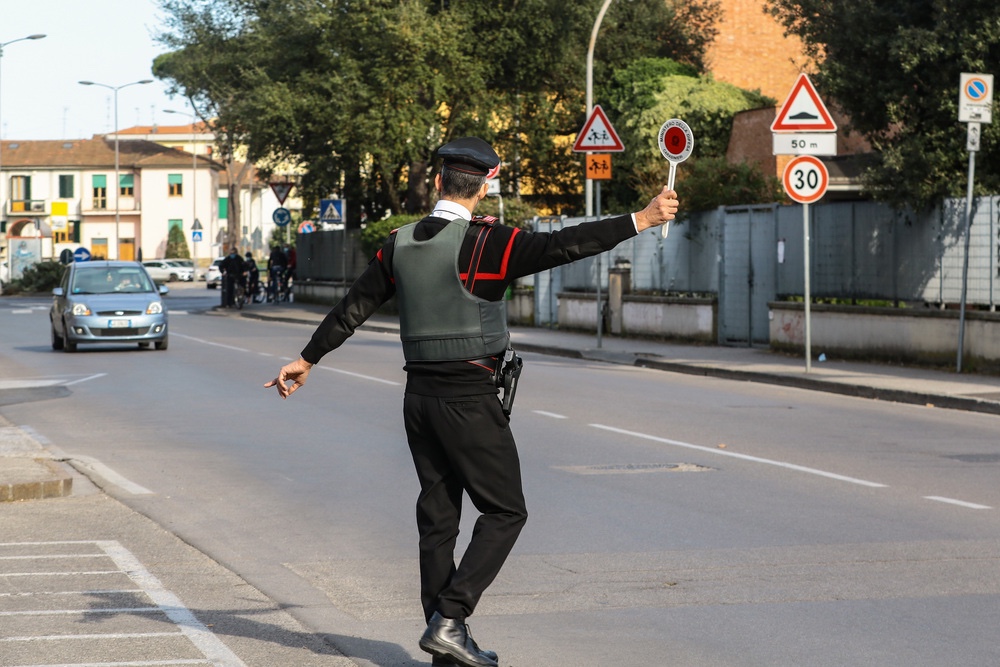 Tenta di fuggire al posto di blocco. Multe per 8mila euro per un 45enne