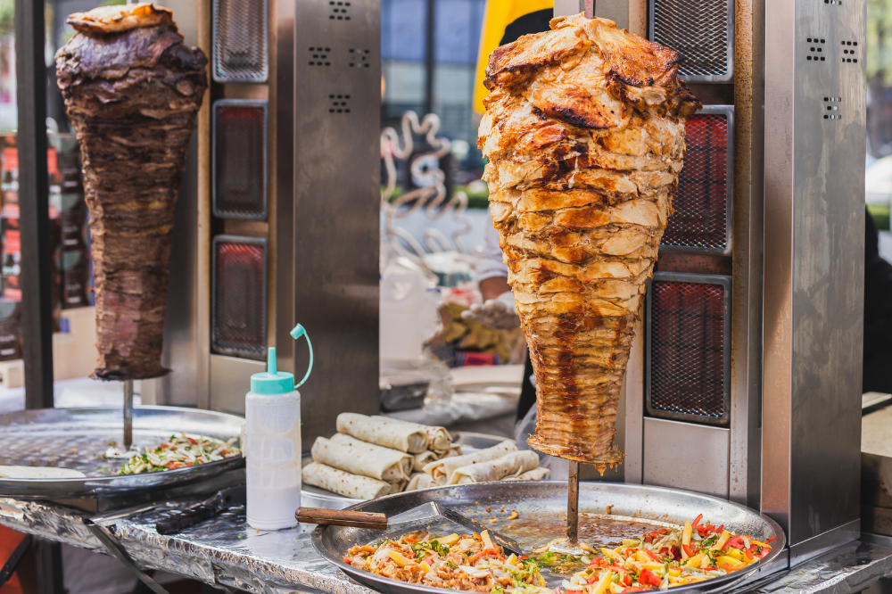 Rubano birre e per fuggire spruzzano spray al peperoncino