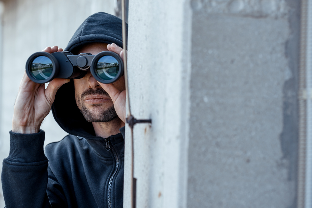 Perseguitava ex e vicini casa, chiesta condanna a 10 anni 