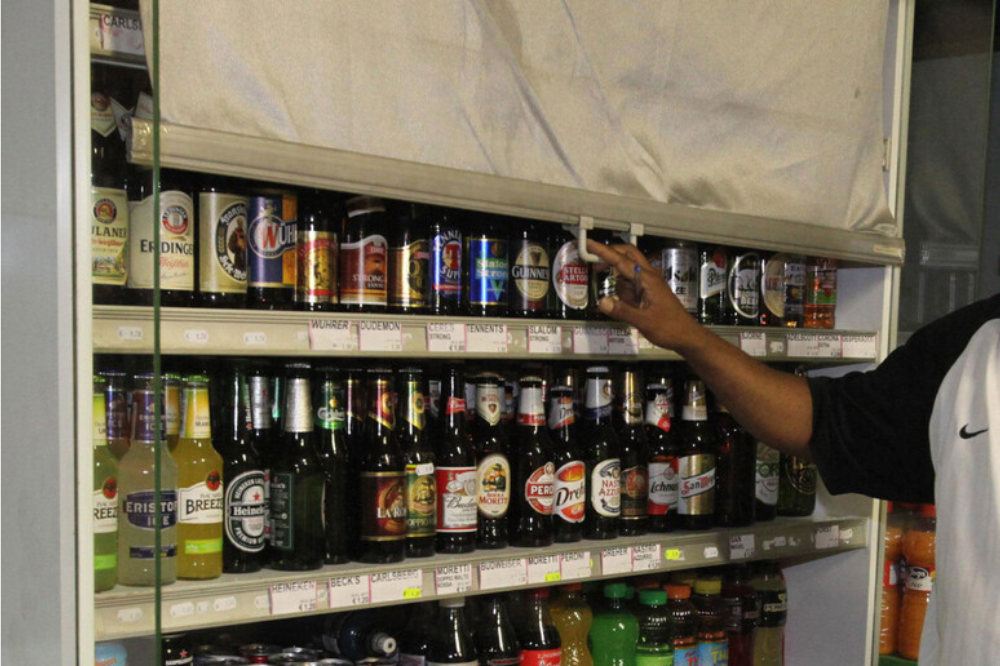 Alcol fuori orario, via la licenza a 7 minimarket e a 5 bar