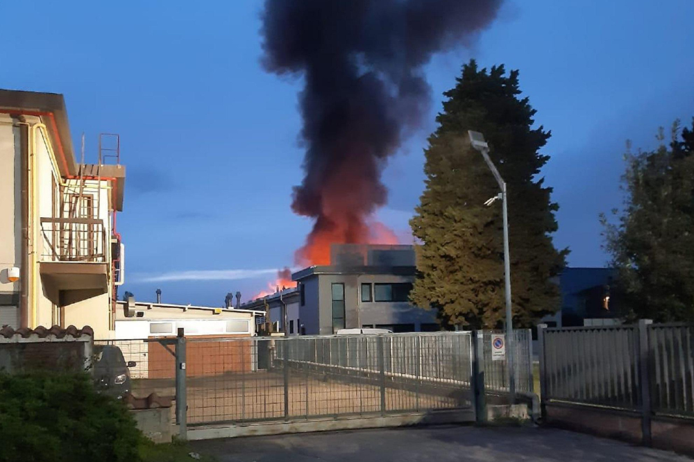 Incendio Scandicci: domato il rogo in fabbrica. L'invito del sindaco: “Chiudete le finestre“