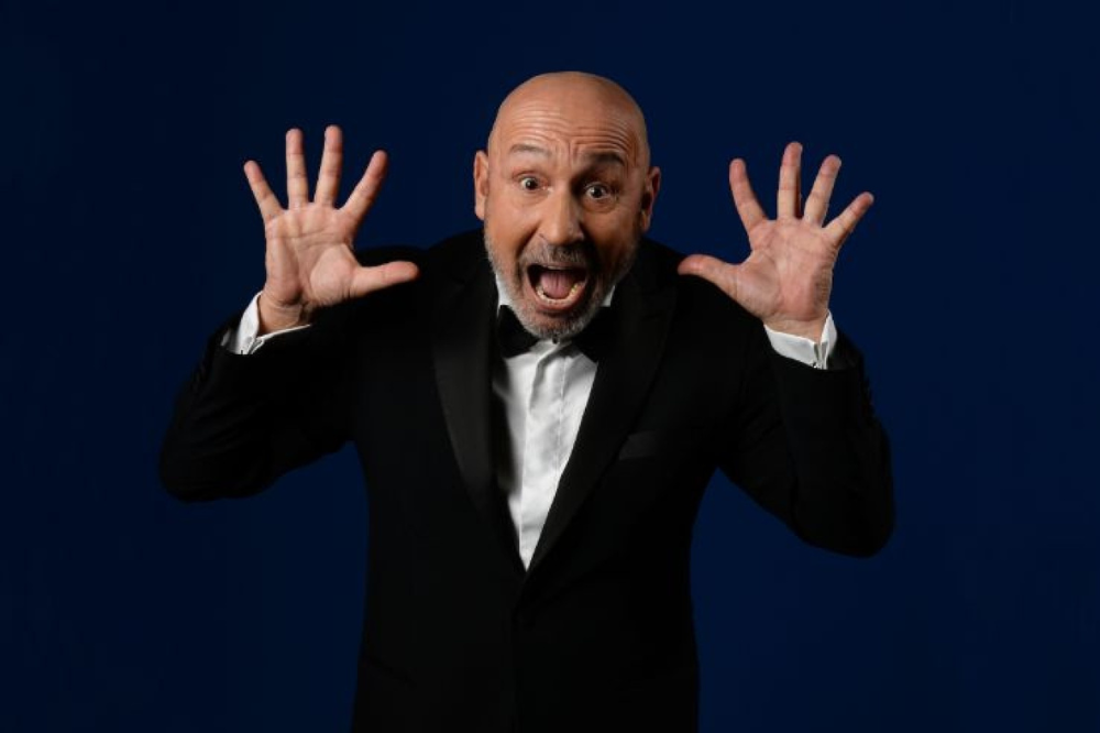 “Ai miei tempi non era così“, il nuovo spettacolo di Maurizio Battista