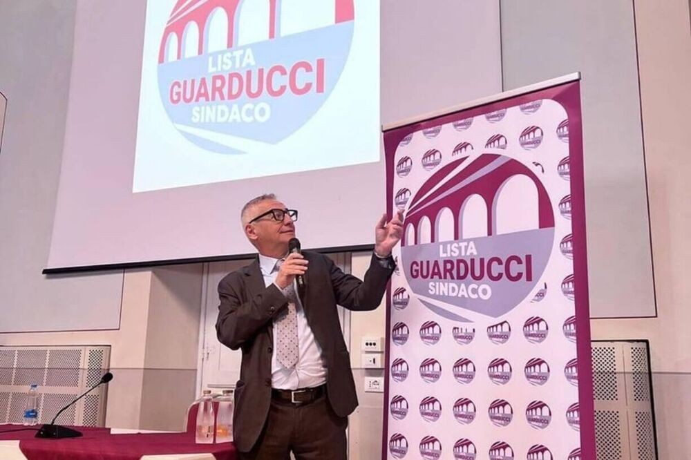Guarducci: “Candidato Pd usa il motto fianco a fianco del Duce”