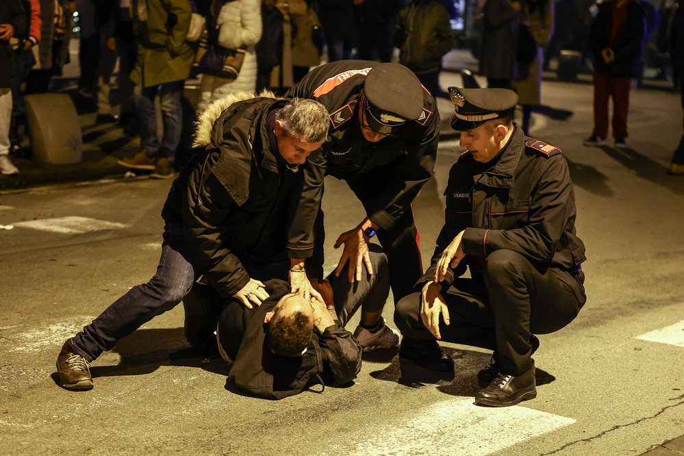 Strappa il cellulare a donna e aggredisce i poliziotti: arrestato