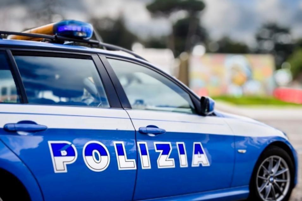 Consuma cibo, non paga e aggredisce dipendente market: arrestata