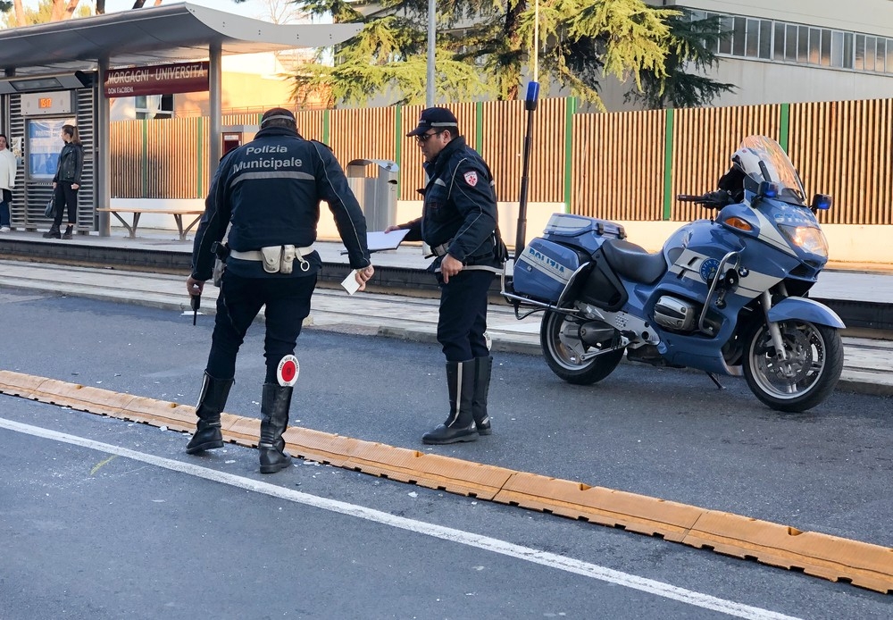 Due bimbe investite da un'auto a Firenze, portate in ospedale
