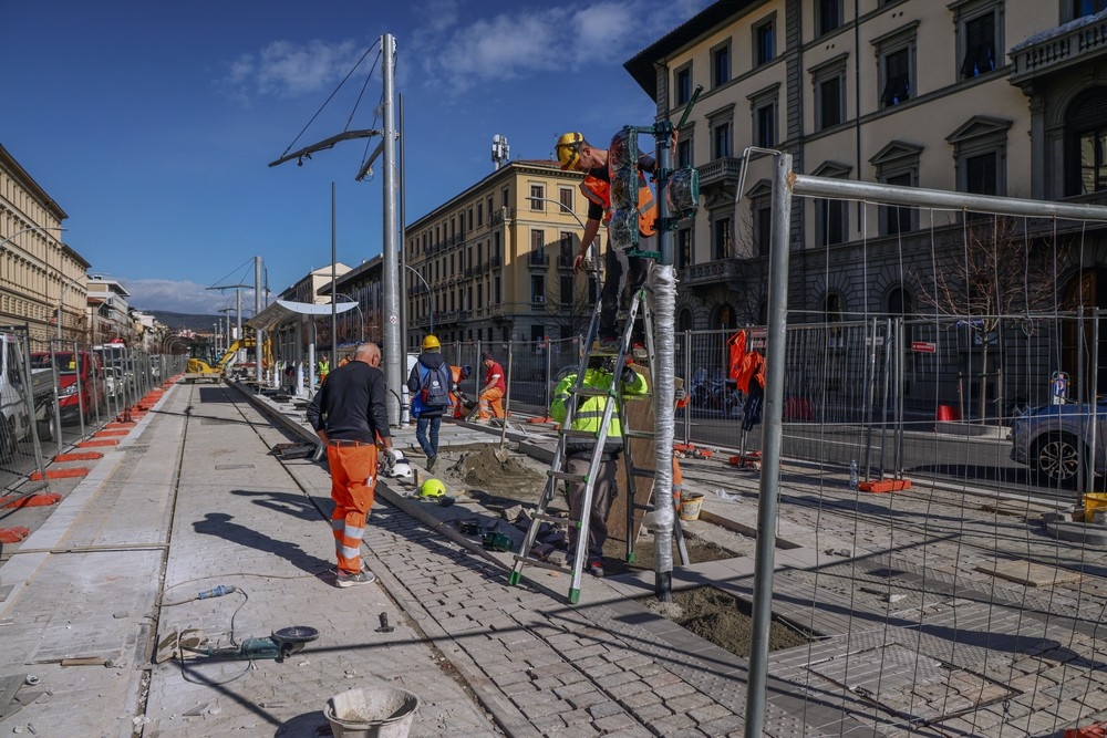 Lavori stradali a Firenze: nuovo asfalto in via dei Perfetti Ricasoli; per allacci in via dei Poccetti e via del Chiuso